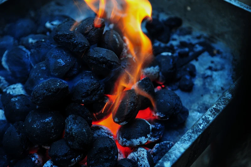 Brennende Grillkohle Nahaufnahme
