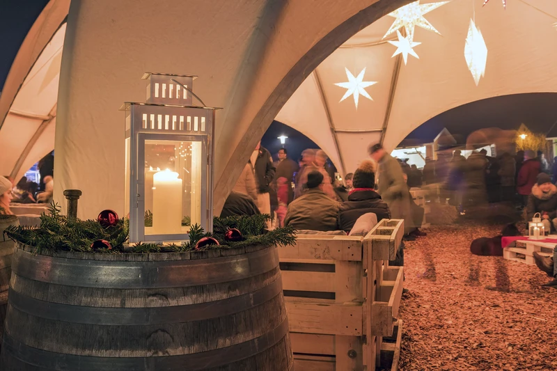 Geschmücktes Zelt von innen auf dem Weihnachtsmarkt