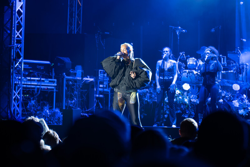 Sarah Connor steht auf der Bühne.