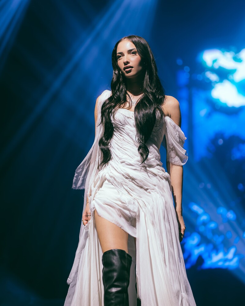 Die Künstlerin Hava auf einer Showbühne