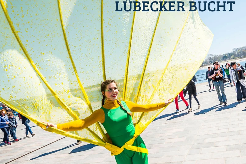 Frau mit einer Muschelförmigen Konstrukt auf dem Rücken als Titelbild für den neuen Highlightflyer