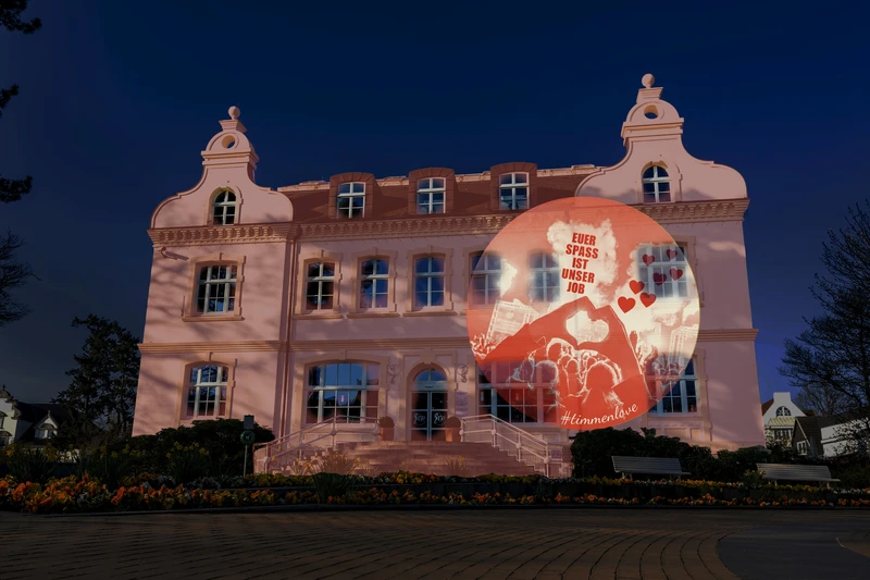 Altes Rathaus in Timmendorfer Strand mit Projektion an Fassade