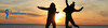 Silhouette zweier springenden Personen vor einem Sonnenuntergang. Links daneben das Logo