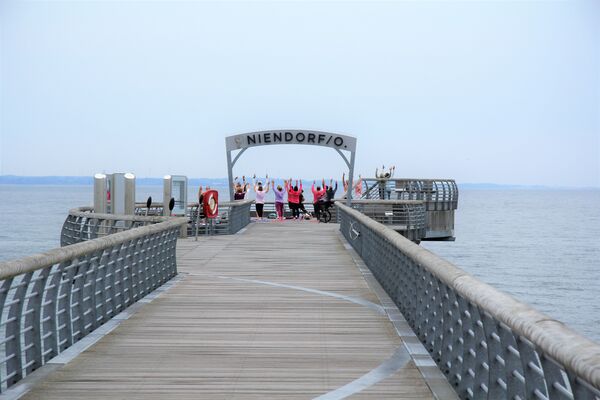 Yoga auf der Seebrücke Niendorf
