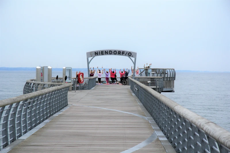Yogagruppe auf der Niendorfer Seebrücke