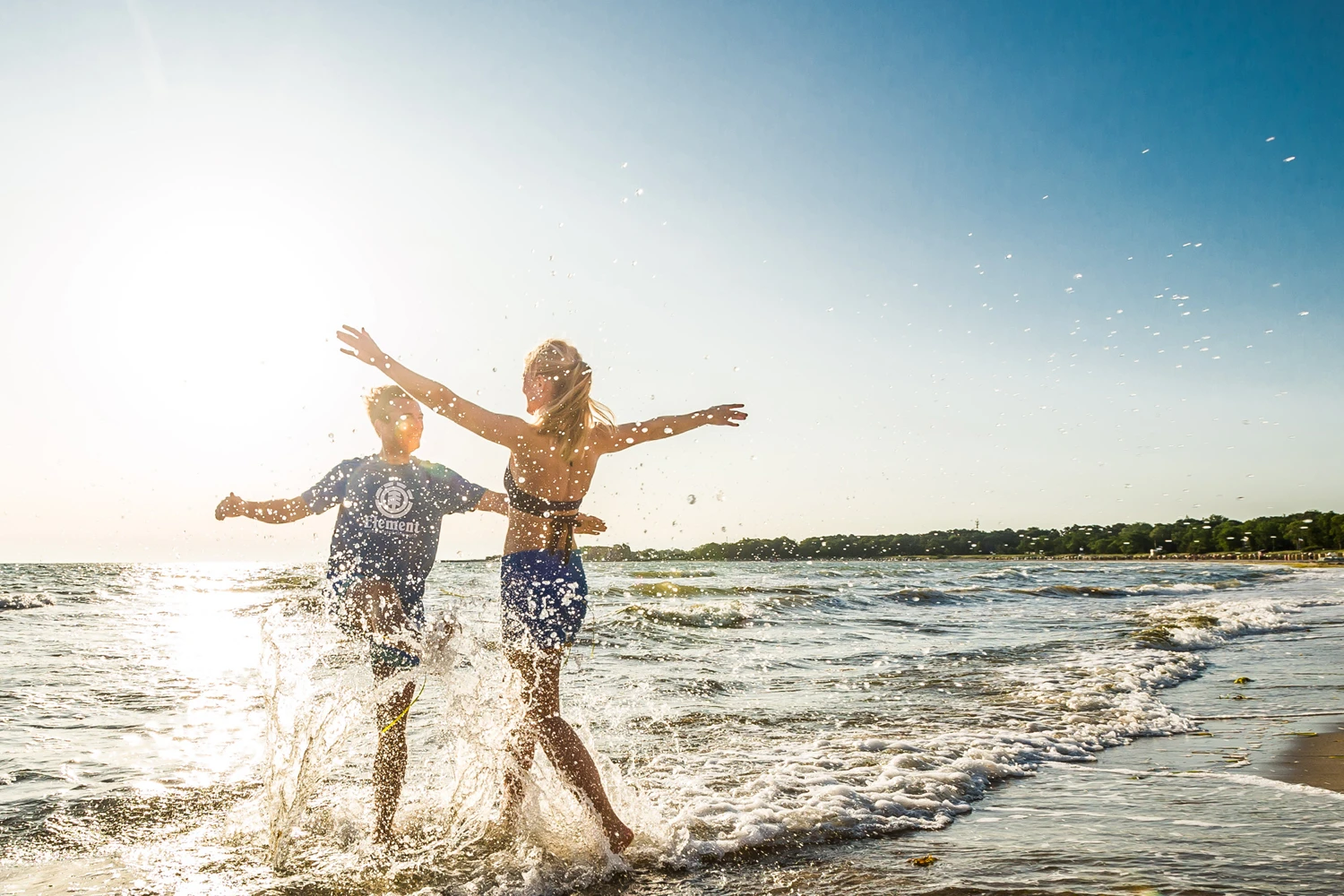 Eine Abkühlung in der Ostsee bietet perfektes Urlaubsfeeling am Timmendorfer Strand