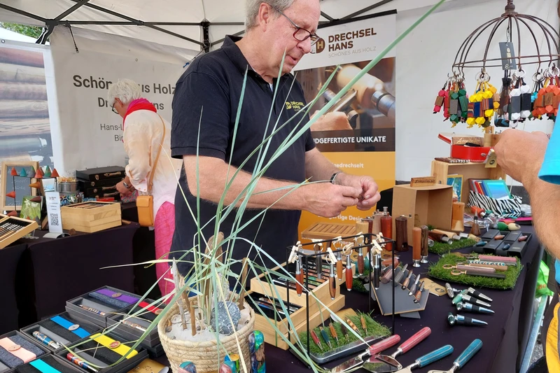 Drechsel Hans an seinem Stand auf dem Kunstmarkt in Niendorf
