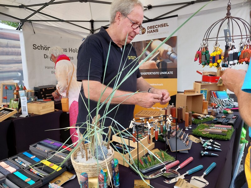 Drechsel Hans an seinem Stand auf dem Kunstmarkt in Niendorf