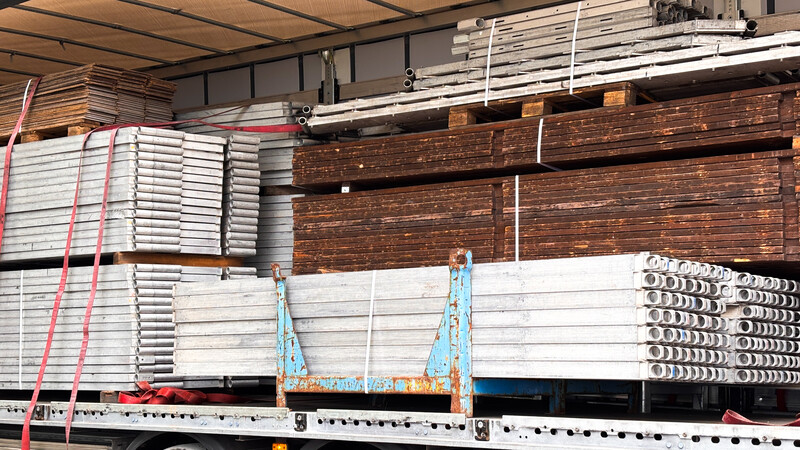 Man Sieht einen offenen LKW und das Material was für den Aufbau für die Arena gebraucht wird.