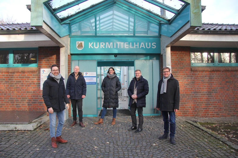 Fünf Personen mit Sicherheitsabstand vor dem Kurmittelhaus