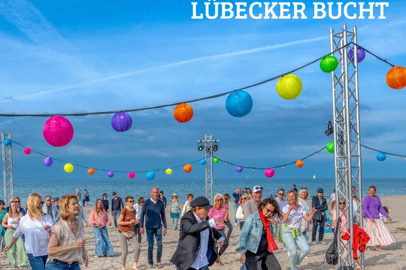 Flyer Titelblatt Highlights in der Lübecker Bucht mit einem Foto von einer Party am Strand