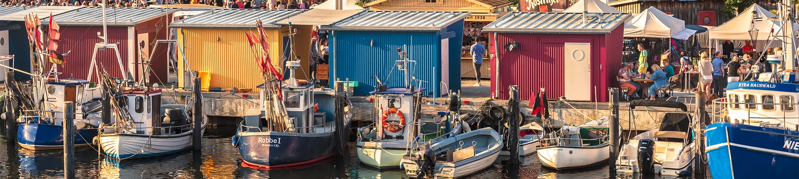 Bunte Häuschen und Boote im Niendorfer Hafen