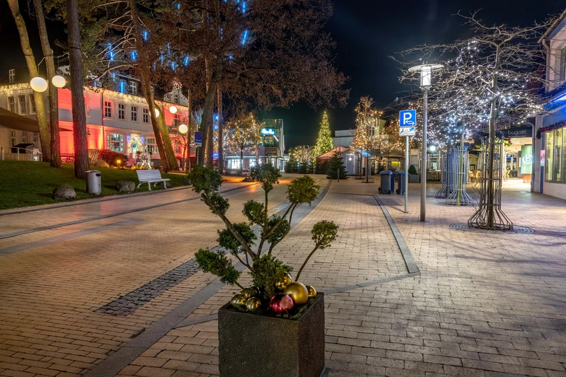 Die Timmendorfer Innenstadt mit leuchtender Weihnachtsdeko