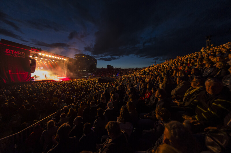 Musik-Arena gefüllt mit Zuscher: innen. 