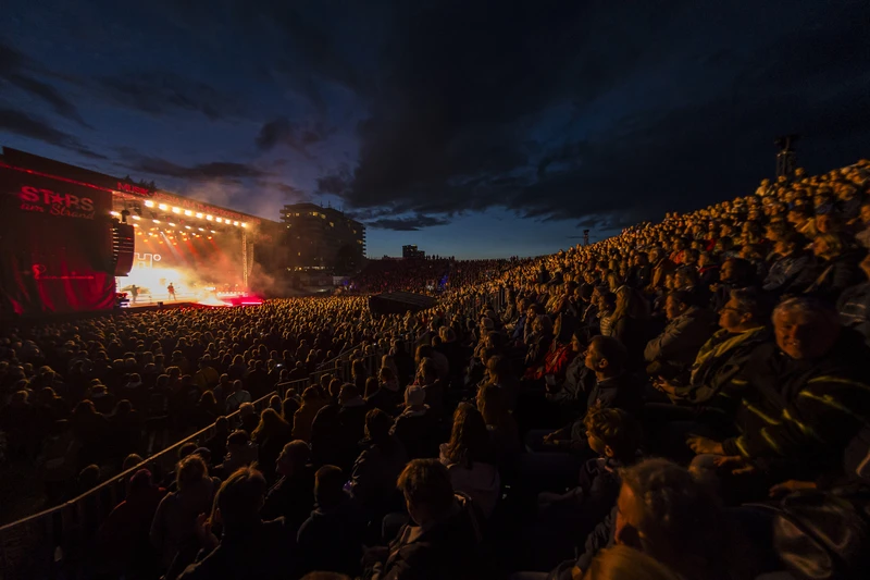 Musik-Arena gefüllt mit Zuscher: innen. 