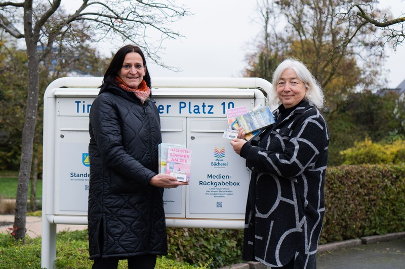 Bibliothekarin und Marketingleiterin der TSNT mti den neuen Büchereiausweisen