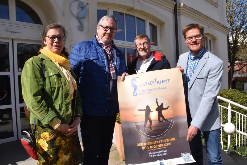 Eine Frau und drei Männer präsentieren das Plakat für Ostsee Talent, einen Ideenwettbewerb für Jugendliche