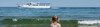 Kind am Strand und im Hintergrund ein Schiff
