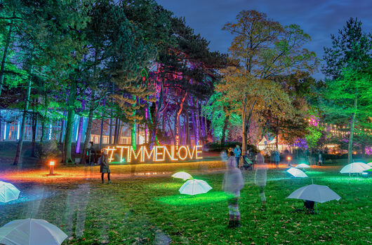 Beim Lichtermeer erstrahlt der Kurpark durch verschiedenste Lichtinstallationen.