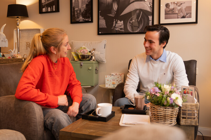 Redakteurin Lara Klewin redet mit Mika im Cafe.