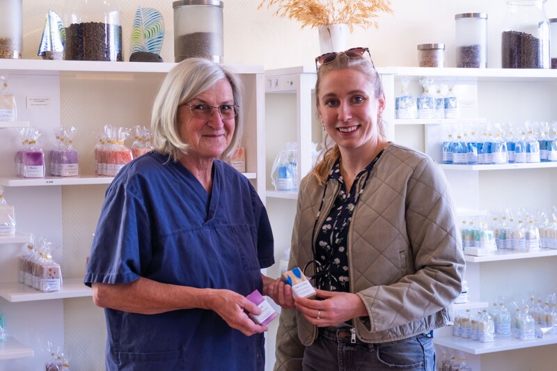 Lara Klewin und Brigitte Dammann von "Meerseifen" in Niendorf halten Seifen in der Hand im Laden. 