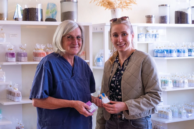 Lara Klewin und Brigitte Dammann von "Meerseifen" in Niendorf halten Seifen in der Hand im Laden.