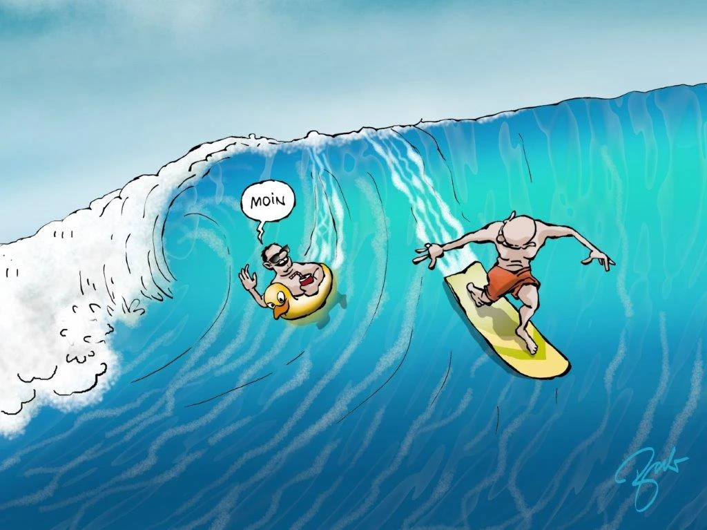 Ein Cartoon von zwei Männern, die in einer Welle sind. Einer steht auf einem Surfbrett und der andere ist mit einem Gtränk in einem Gummientenschwimmring und sagt: "Moin"