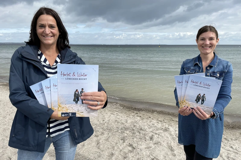 Zwei Frauen präsentieren Herbst und Winter Lübecker Bucht Magezine am Strand