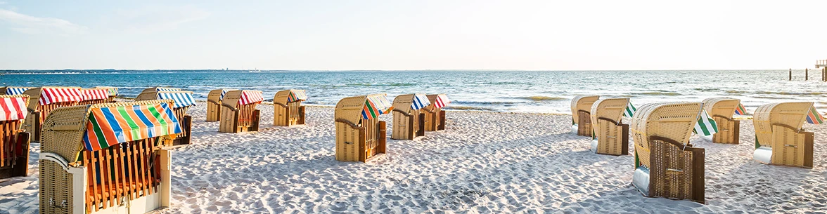 Braune Strandkörbe am Strand