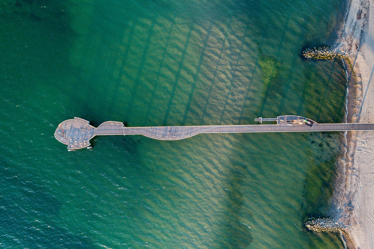 Die neue Niendorfer Seebrücke aus der Luft. Mit Blick auf die Ostsee und dem Niendorfer Strand.