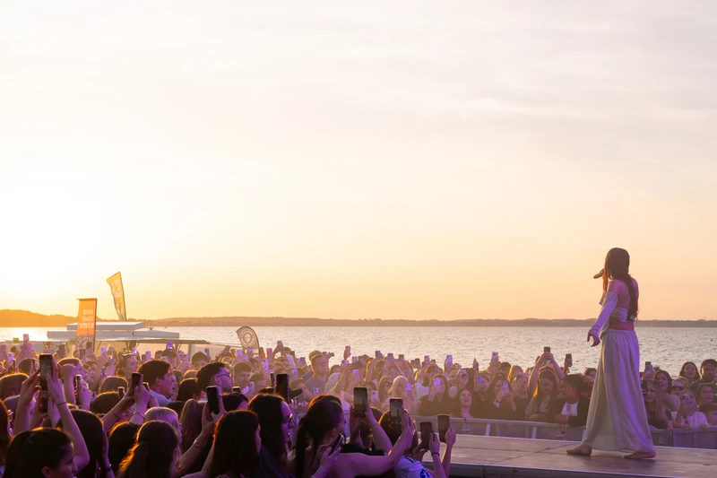HAVA performt auf der Bühne am Niendorfer Freistrand. 
