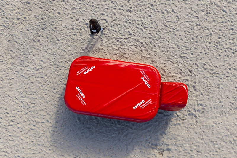 Riesenwärmflasche am Strand