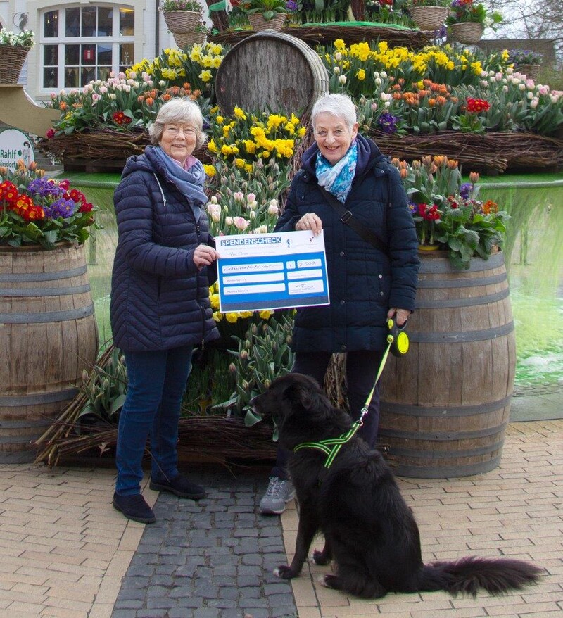 Monika Rocksin überreicht einen Spendenscheck für Kinderherz e.V.