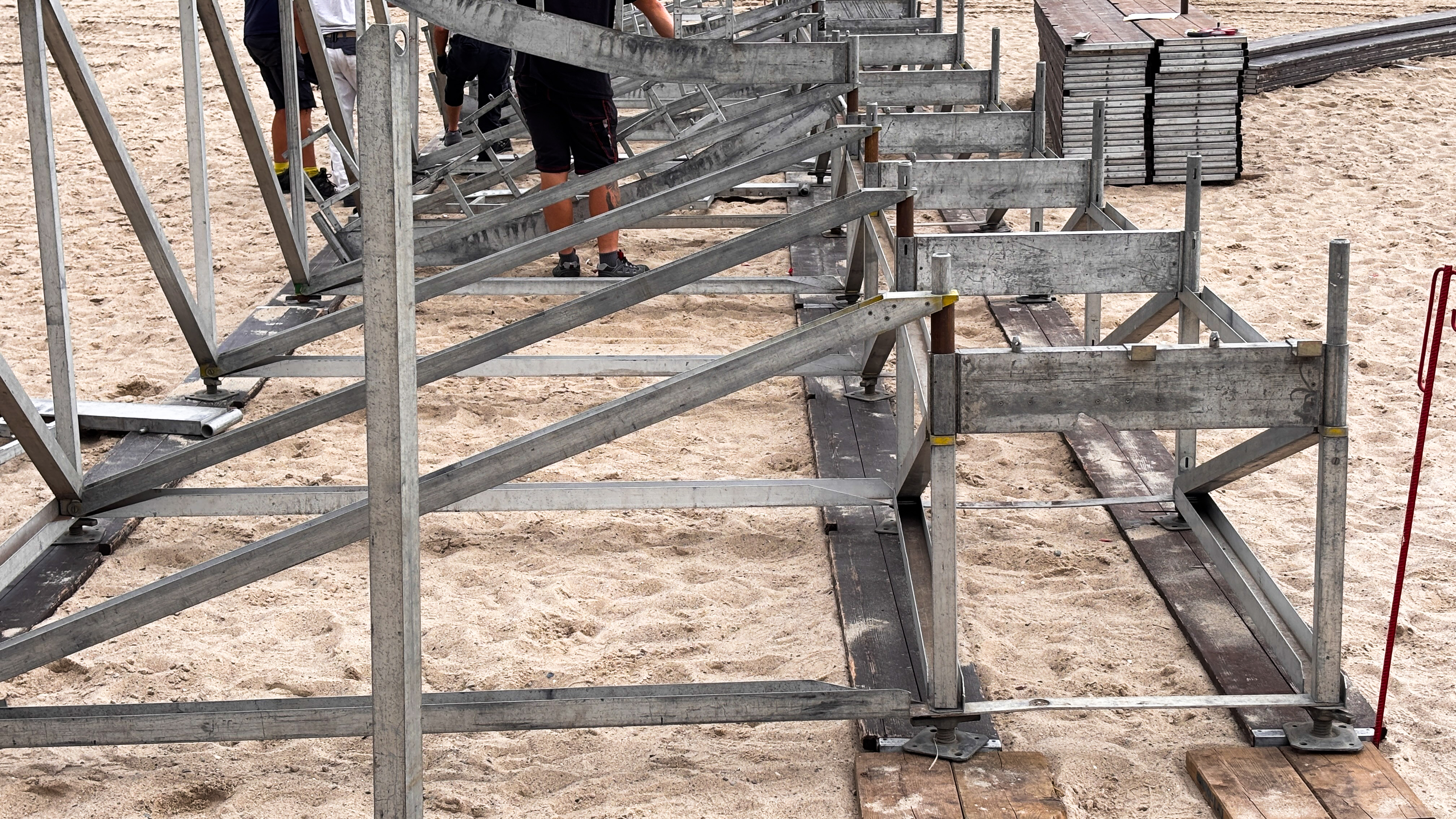 Tribünenaufbau am Strand