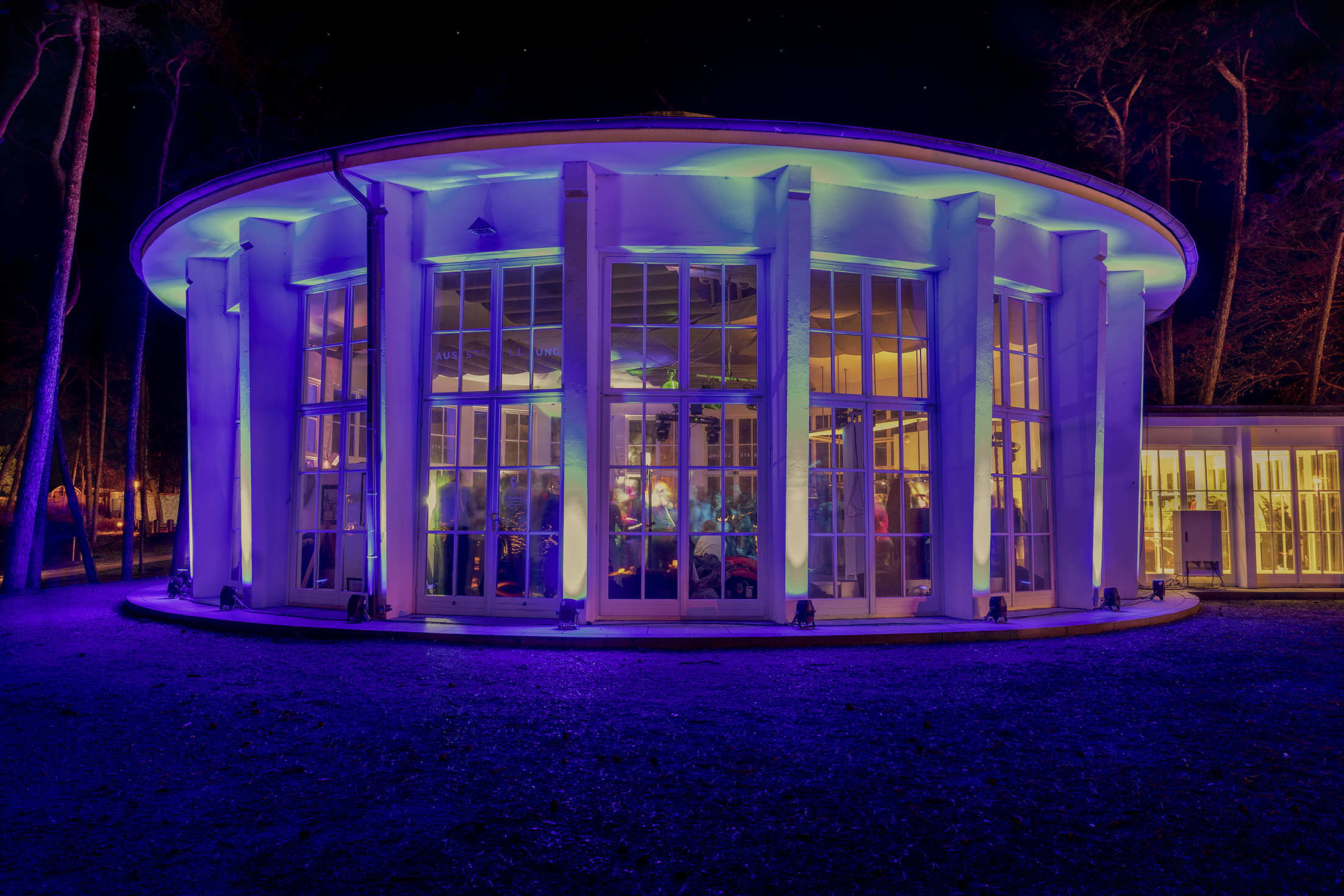 Die blau erleuchtete Trinkkurhalle von außen bei Nacht