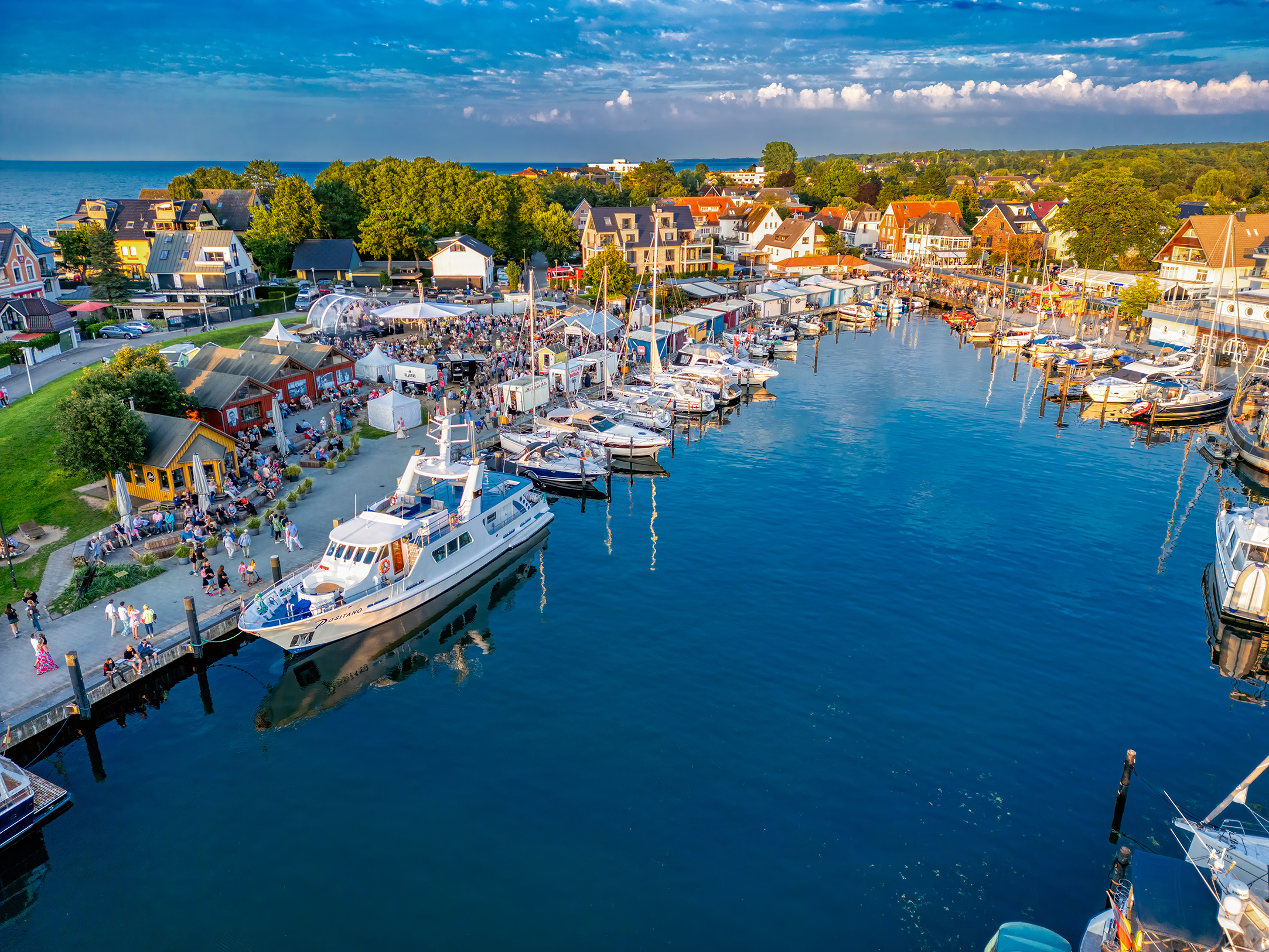 Niendorfer Hafen von schräg oben, blaues Wasser, blauer Himmel