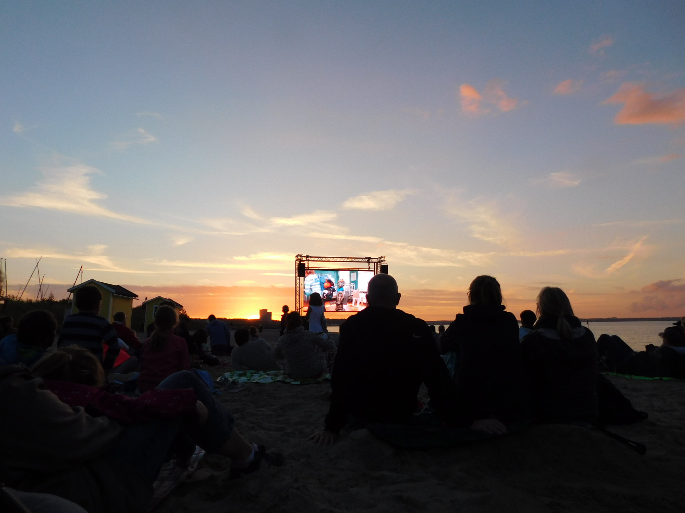 Strandkino vor untergehender Sonne