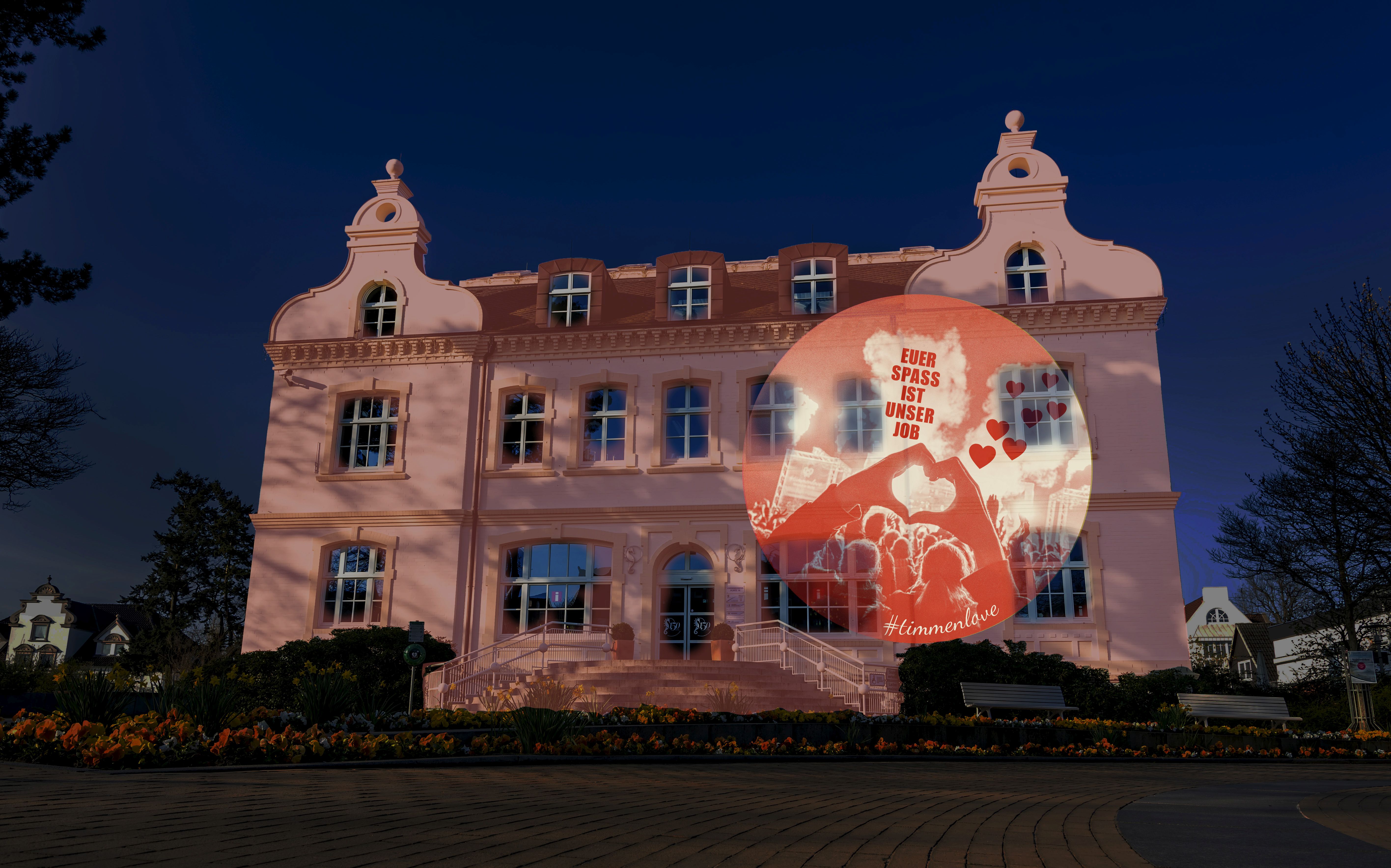 Altes Rathaus in Timmendorfer Strand mit Projektion an Fassade