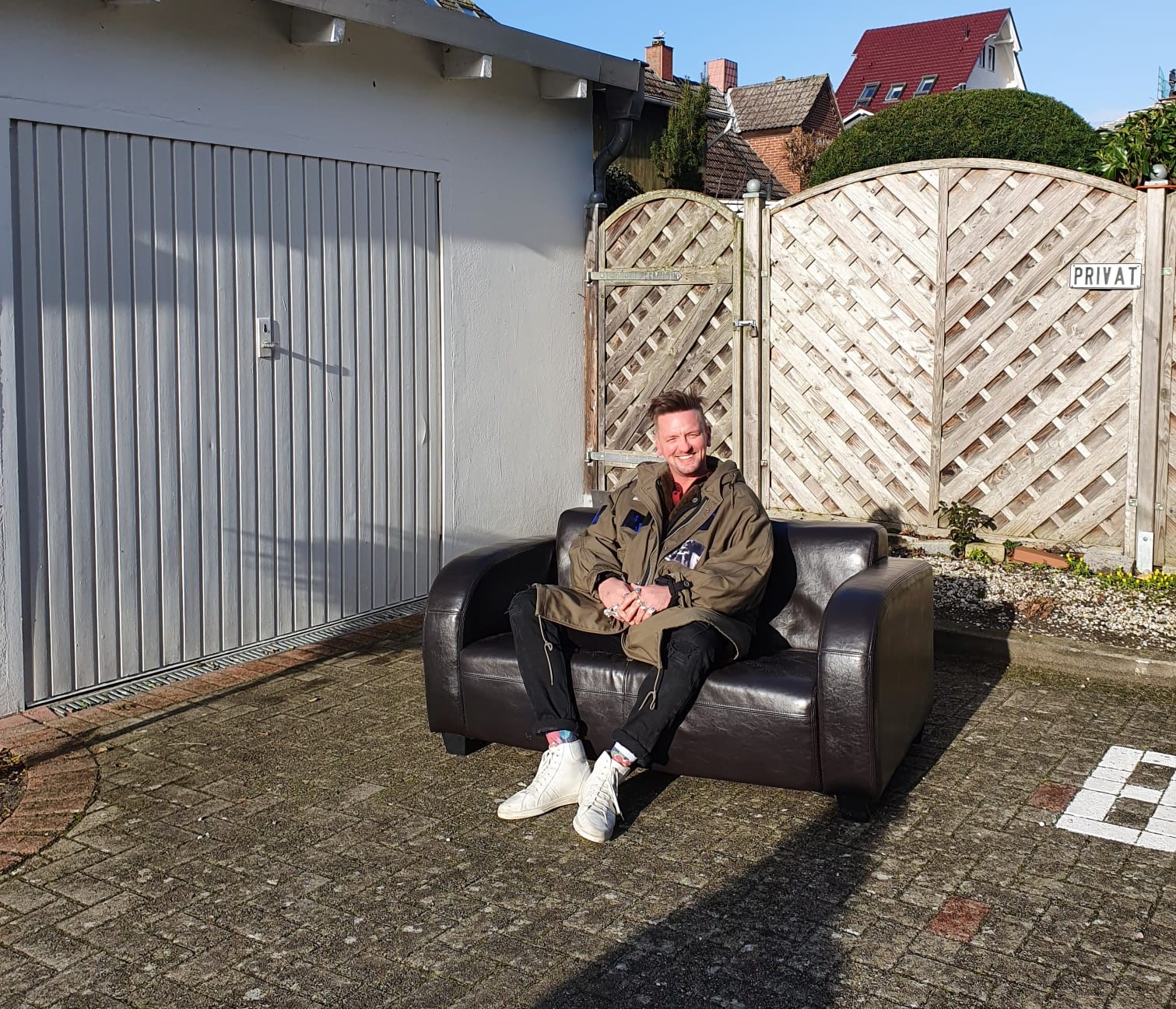 Ben Zucker Sofa zu Gunsten UNICEF Nothilfe für Kinder in der Ukraine