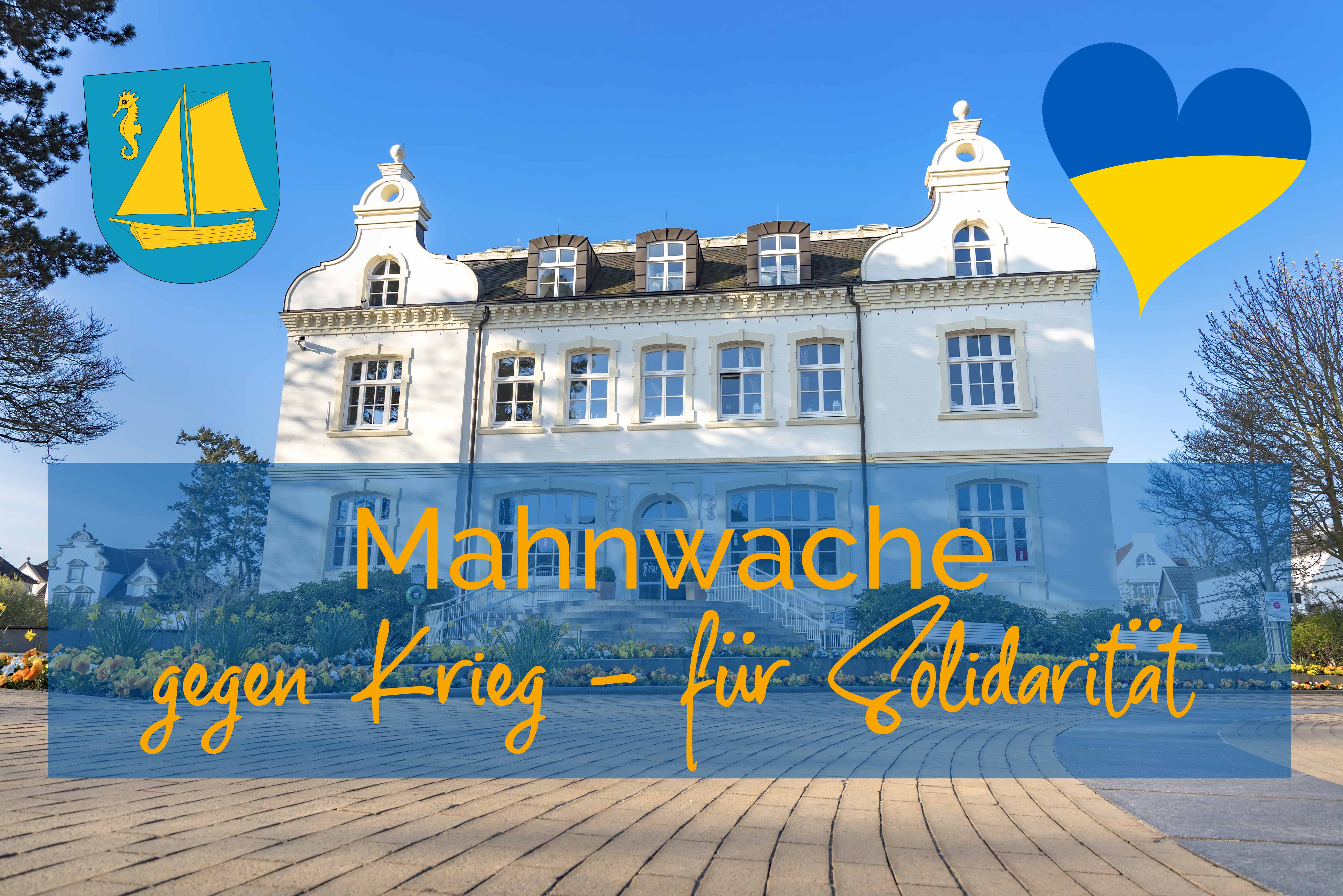 Foto eines Gebäudes mit drübergelegter Schrift Mahnwache gegen Krieg für Solidarität. In der oberen rechten Ecke ein Herz in den Farben der Ukraine.