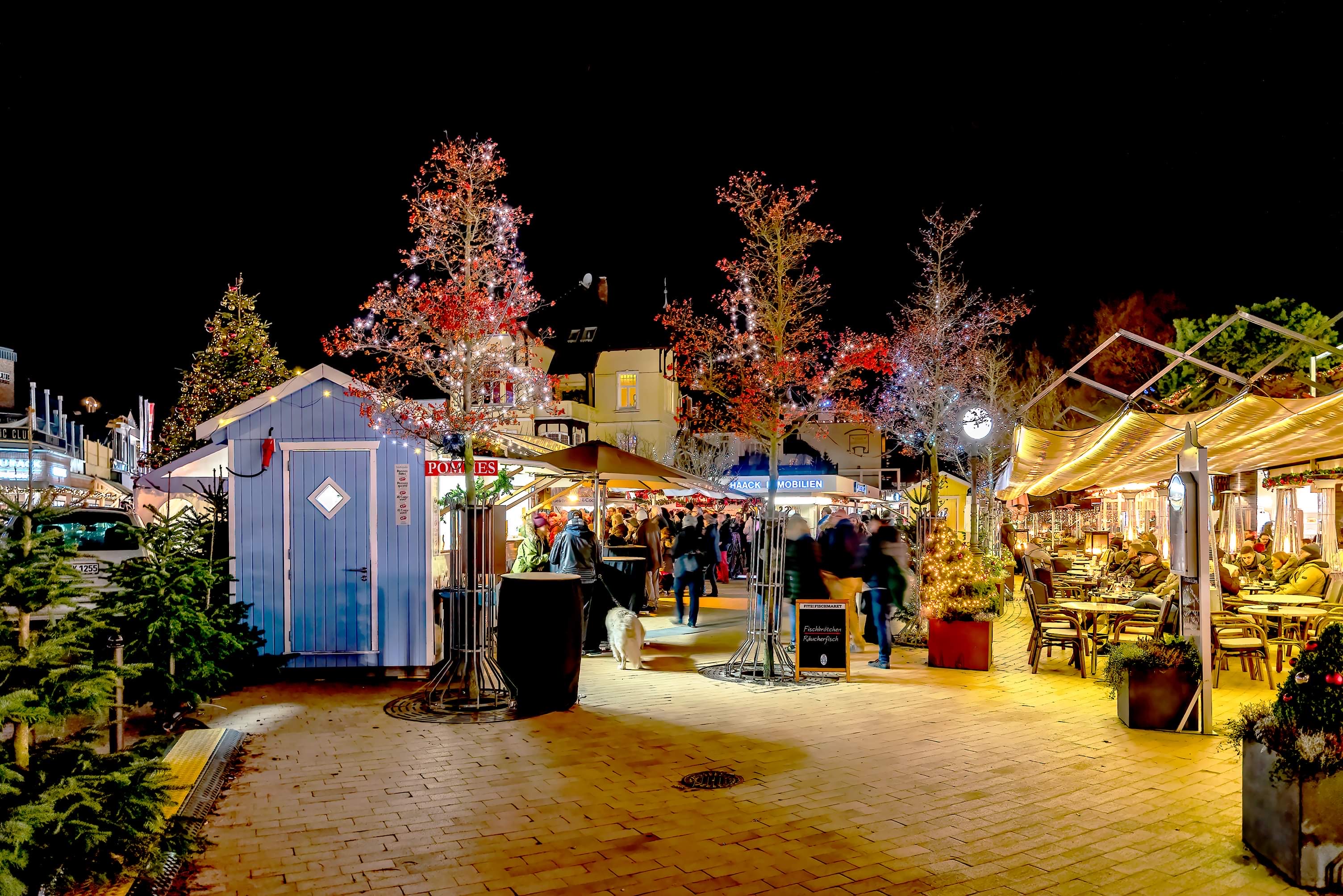 Bunt beleuchteter Weihnachtsmarkt in Timmendorfer Strand