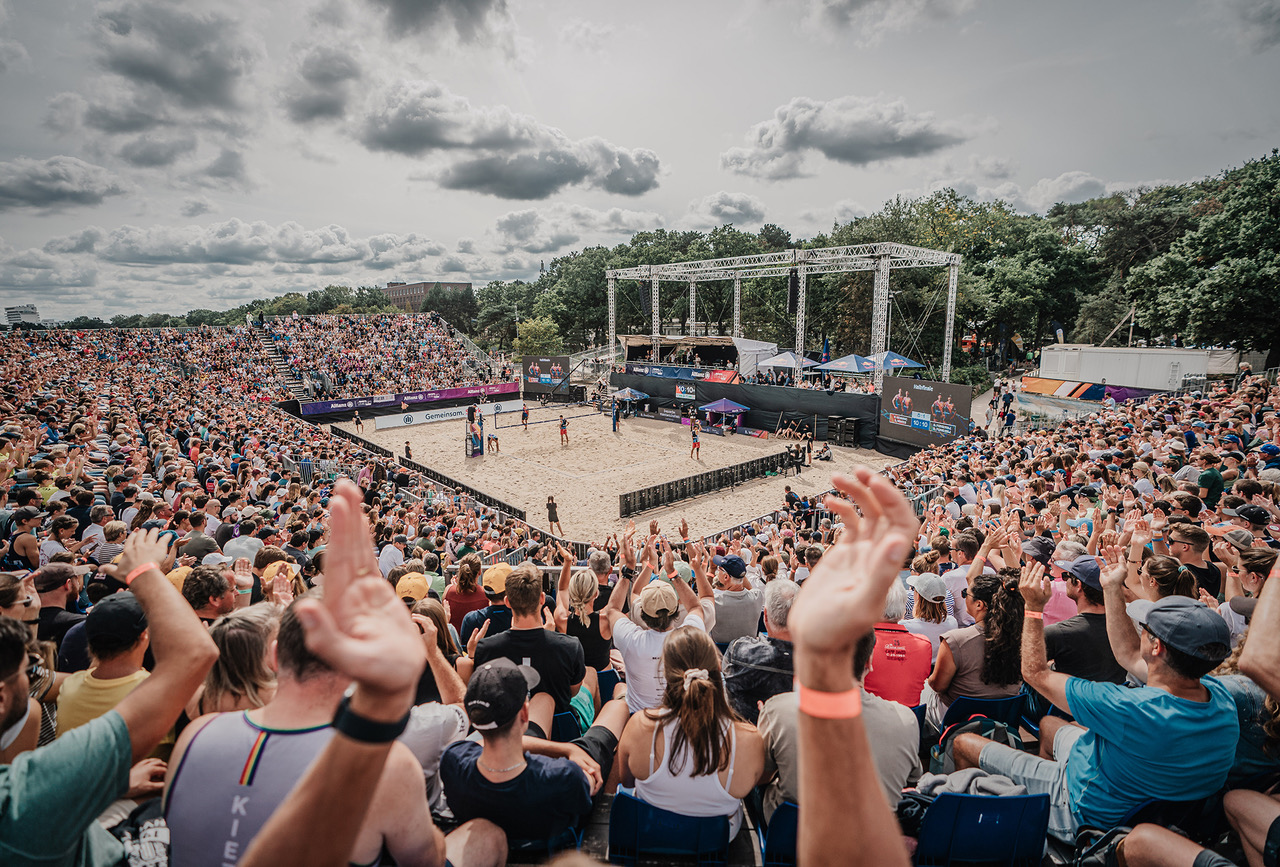 Große ausverkaufte Arena mit einem Beachvolleyball Feld in der Mitte