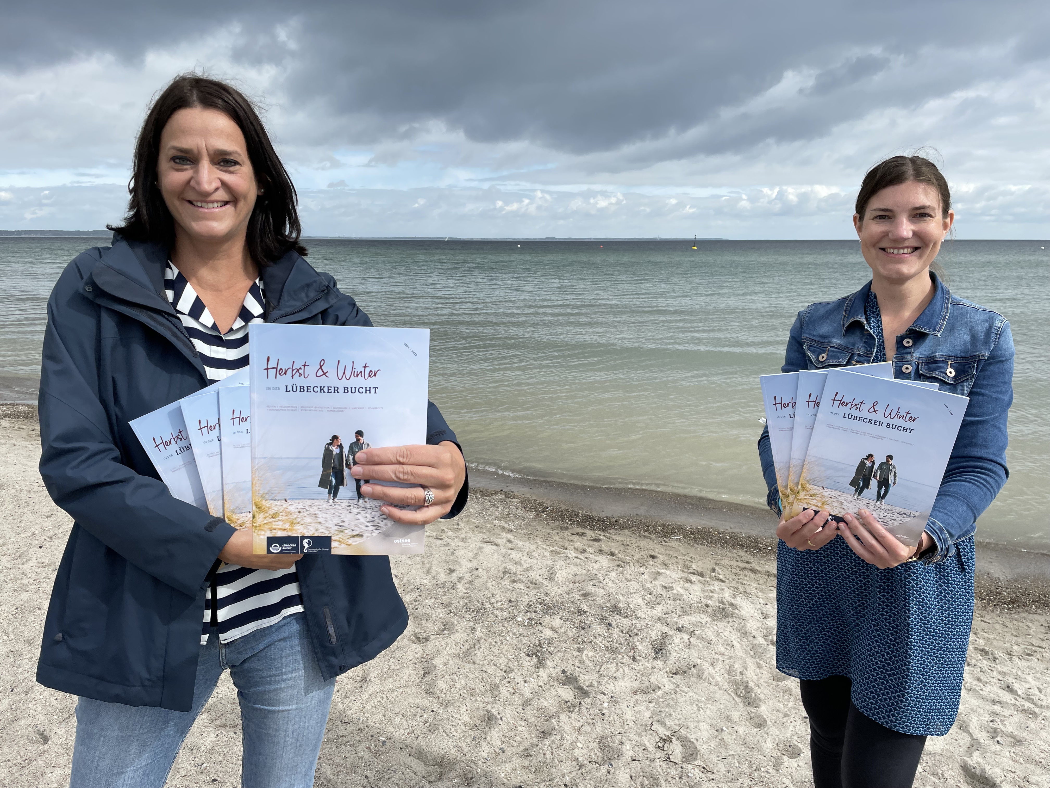Zwei Frauen präsentieren Herbst und Winter Lübecker Bucht Magezine am Strand