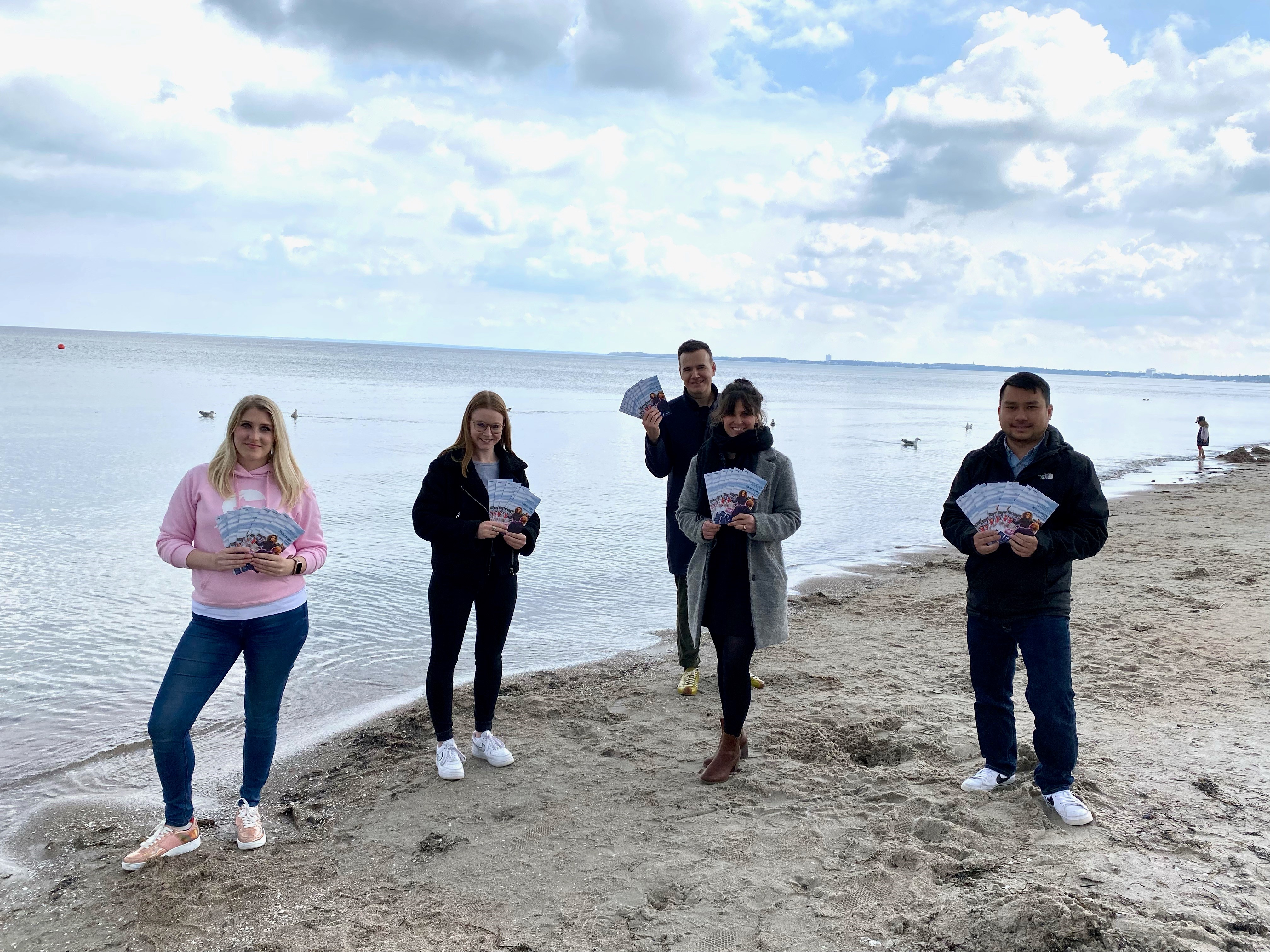5 Personen präsentieren Highlight-Flyer 2022: Events und Veranstaltungen in der Lübecker Bucht