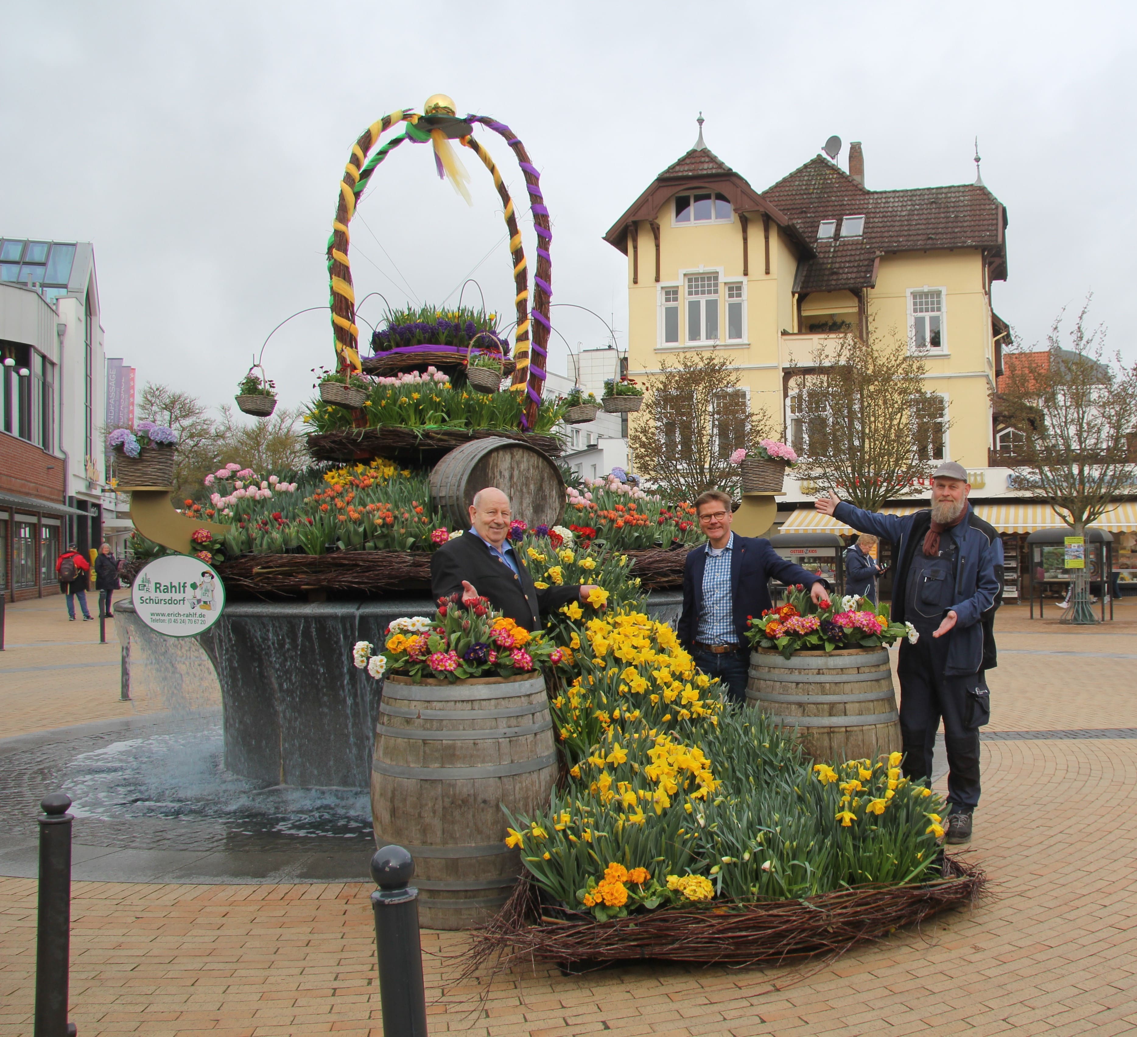 Mit Blumen geschmückter Brunnen in der Innenstadt