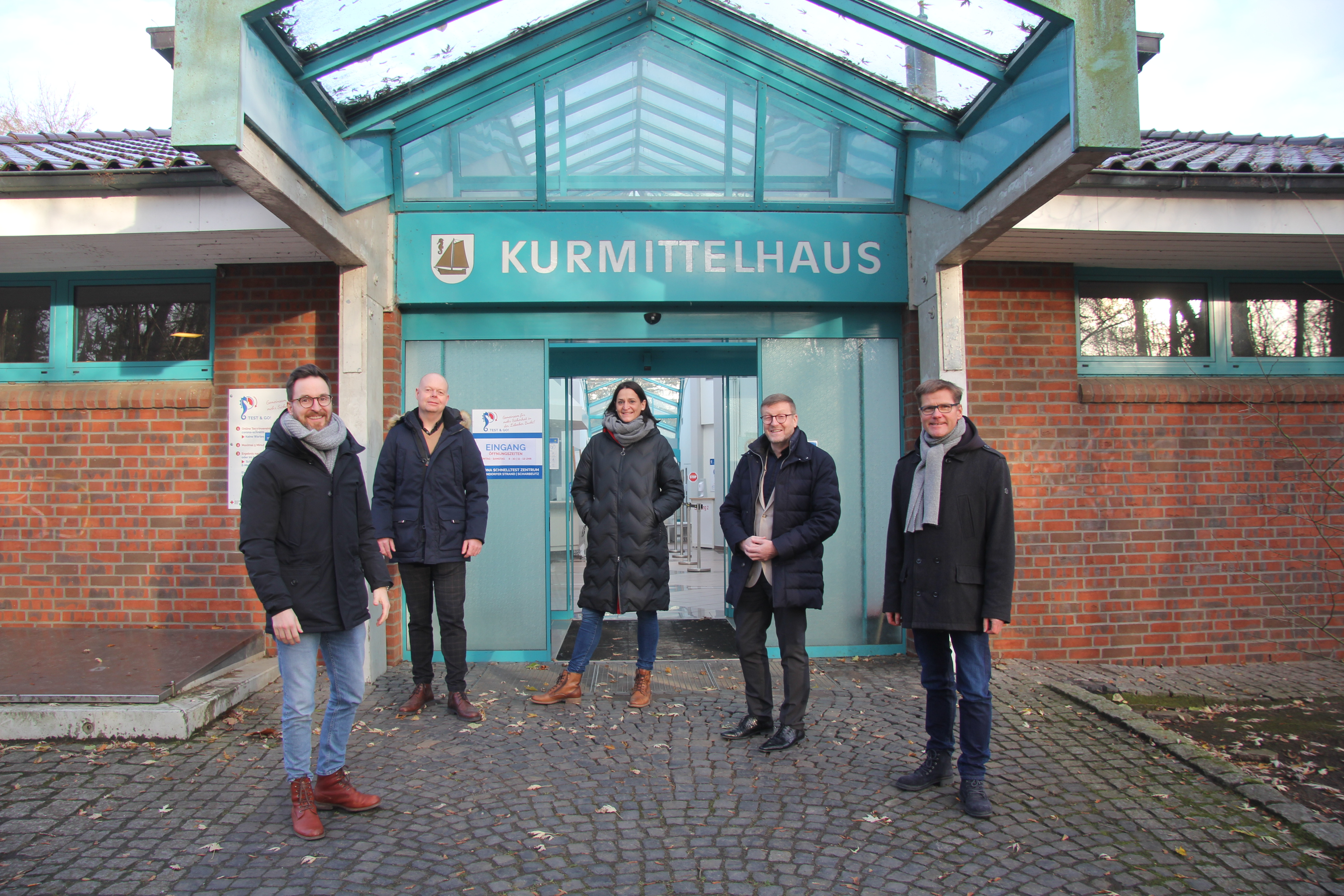 Fünf Personen mit Sicherheitsabstand vor dem Kurmittelhaus