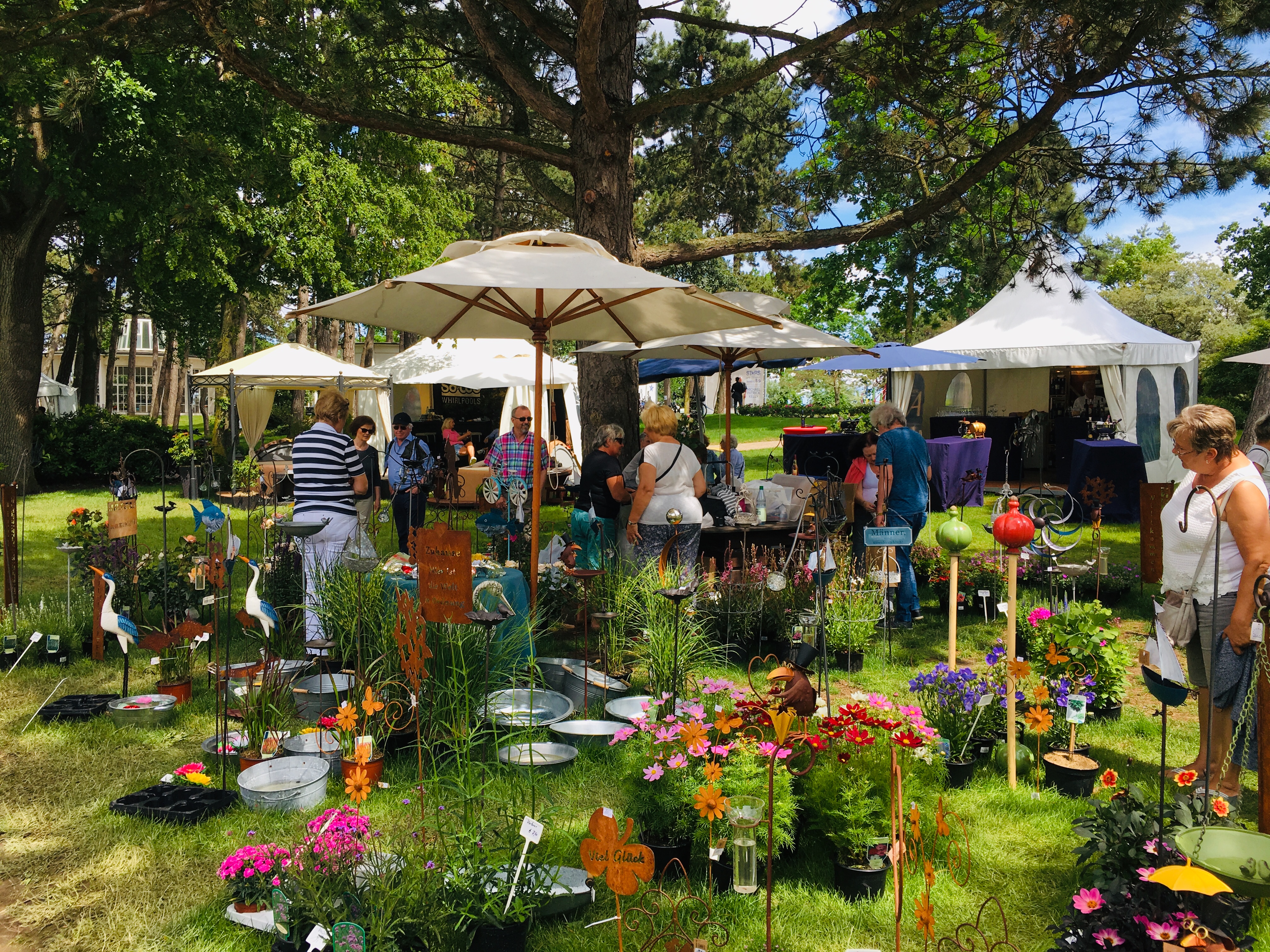 Ausstellung von Gartendeko im Grünen