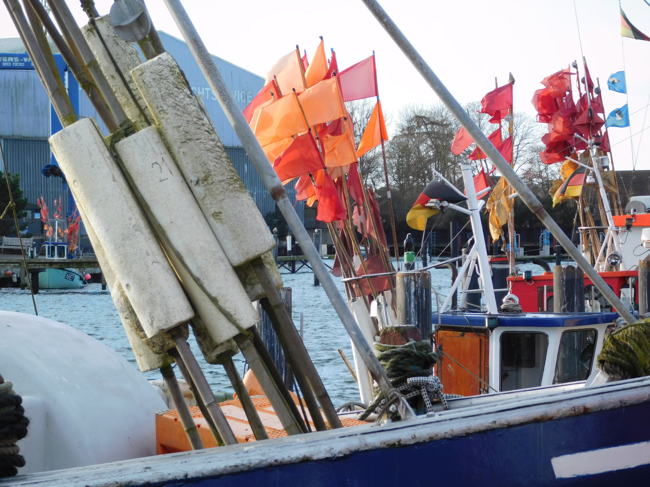 Foto von vielen kleinen roten und orangenen Fahnen auf einem kleinen Boot