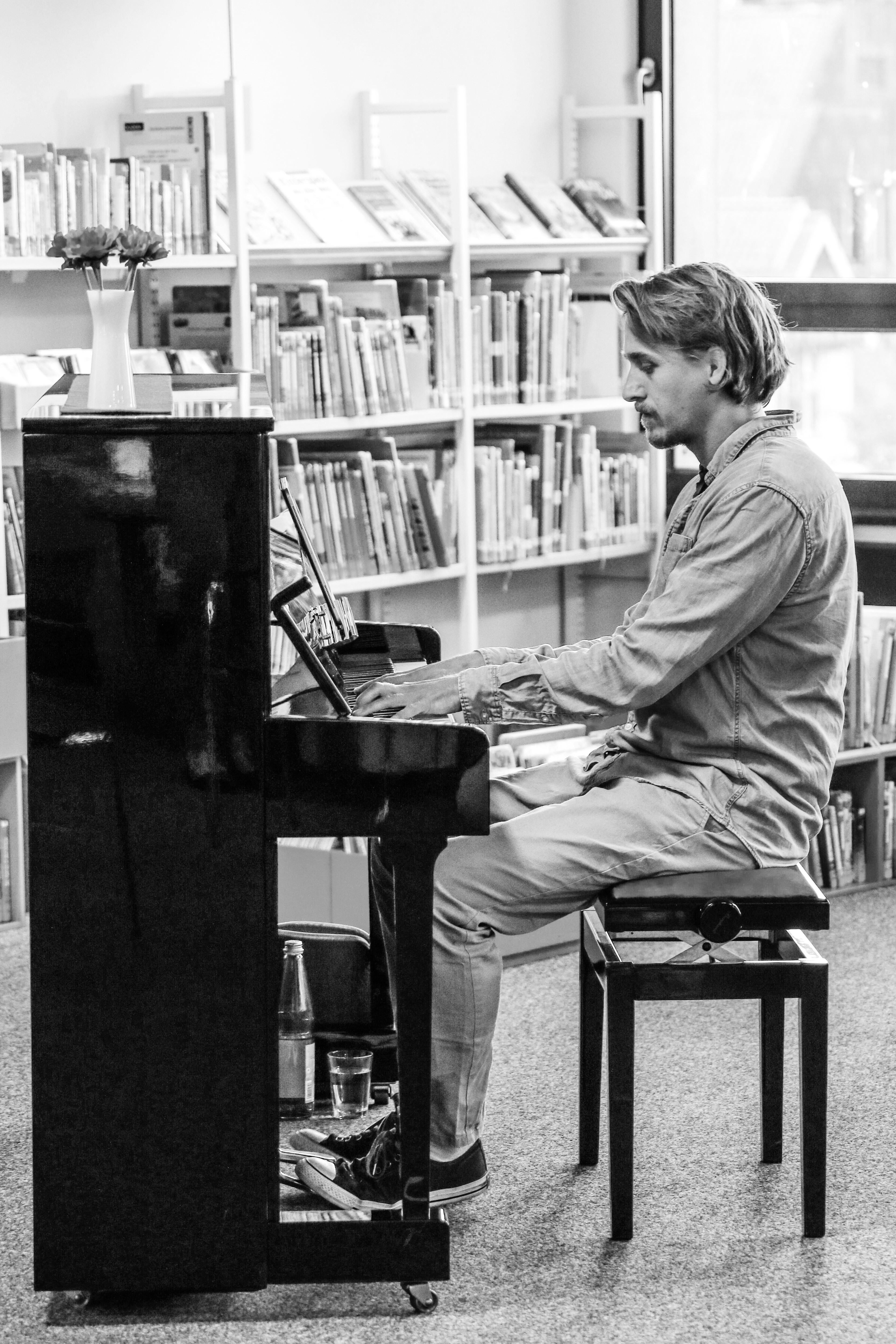Schwarz-weiß Foto eines Mannes am Klavier