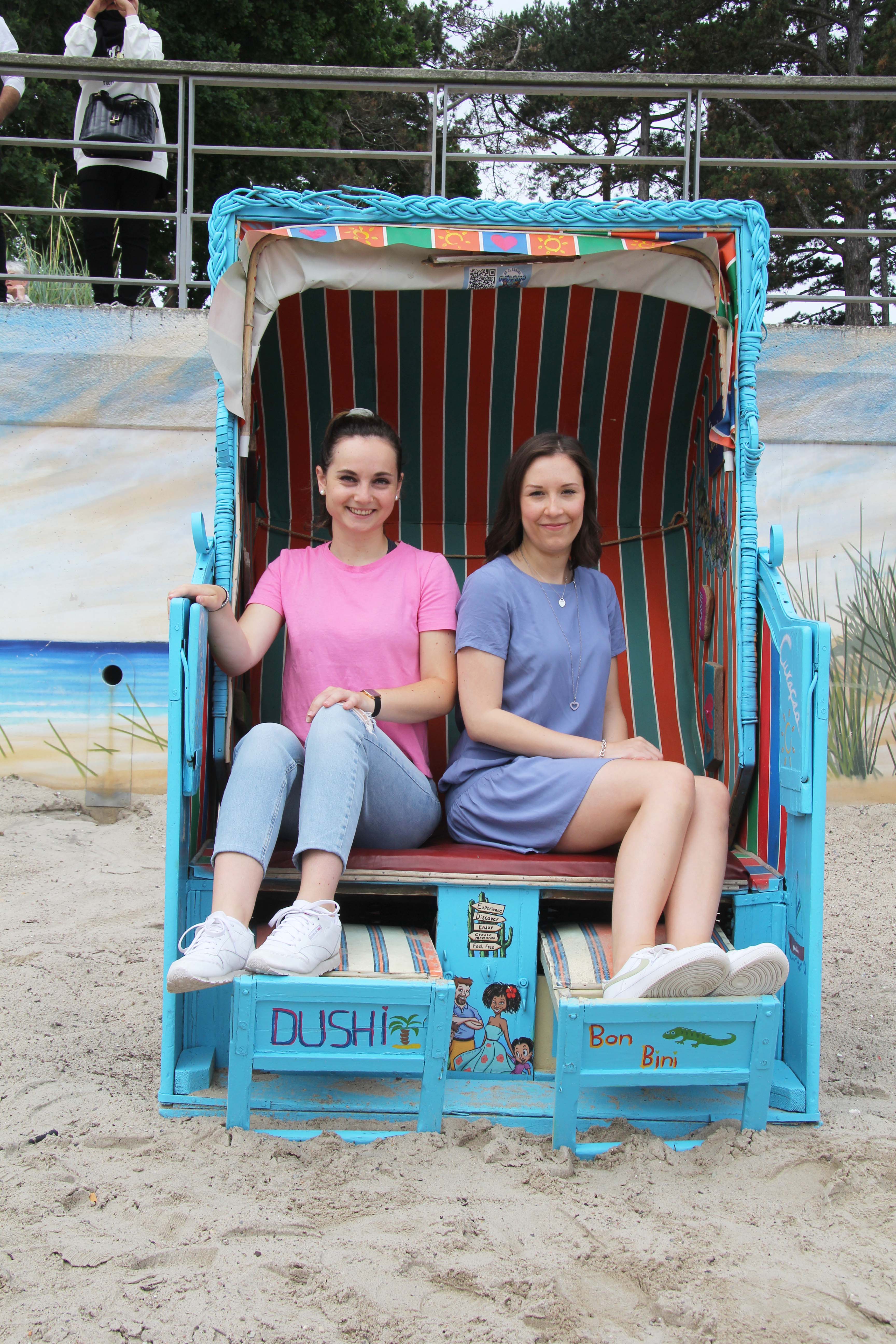 Zwei Frauen sitzen in einem Strandkorb